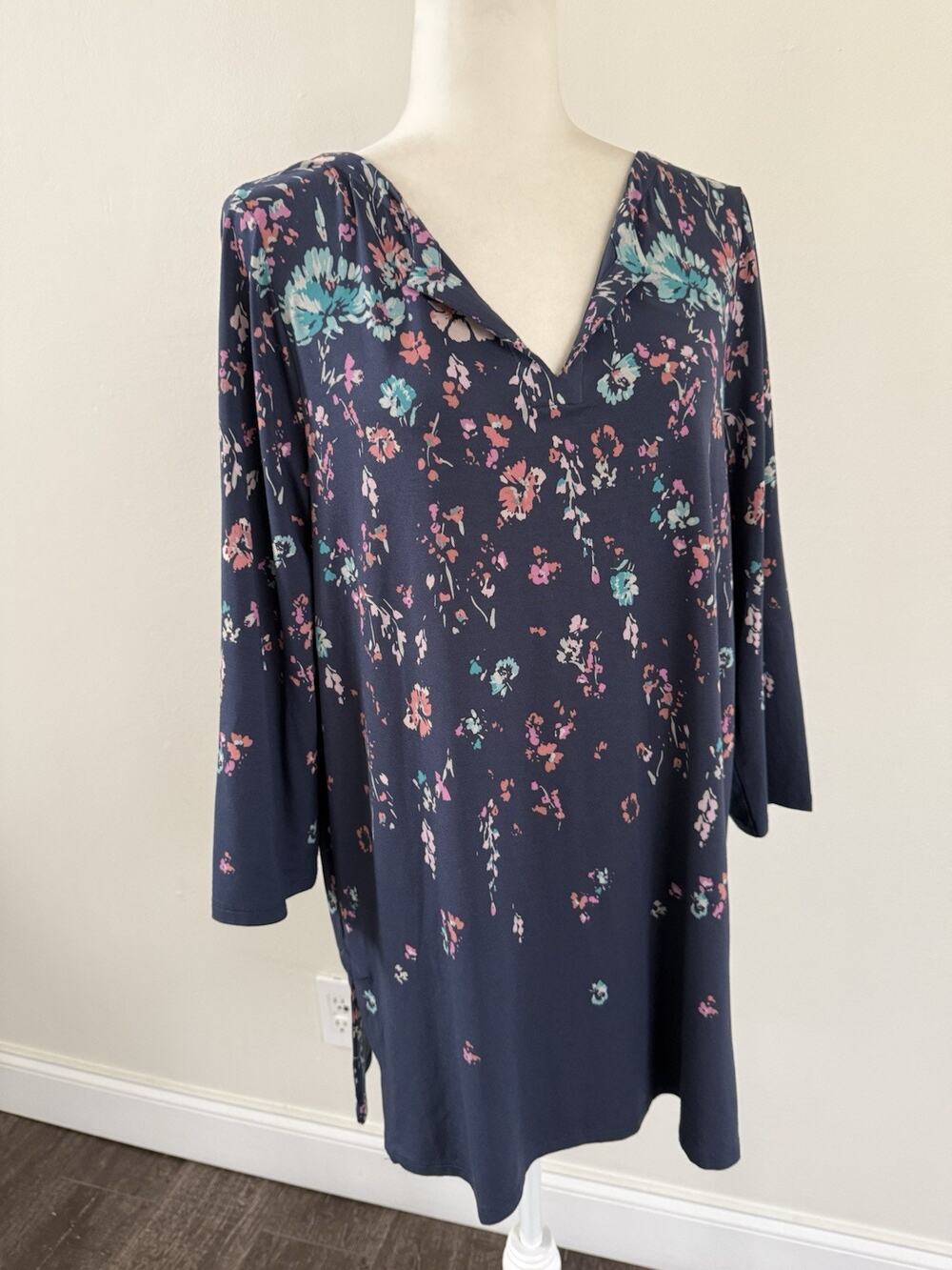 J. Jill Women’s Blue Floral Rayón VNeck 3/4 Sleeve Slit pullover Top Sz L(XL)